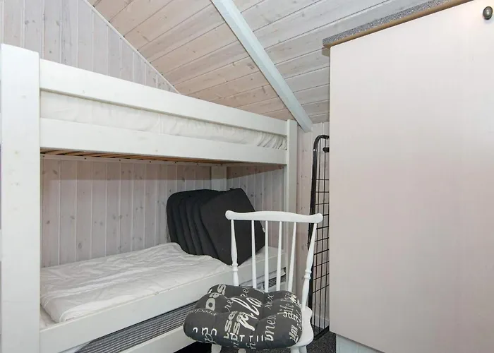 6 Person In Hemmet-by Traum *