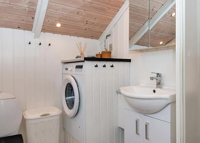 6 Person In Hemmet-by Traum *